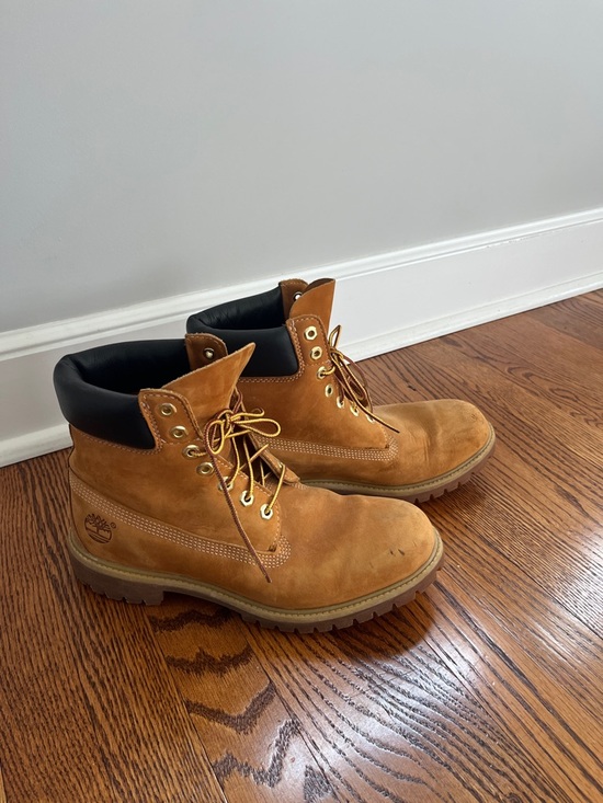 Classic Timberlands! Size 9.5 main image 7